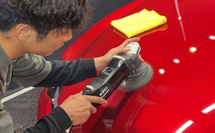 お車のコーティング施工風景