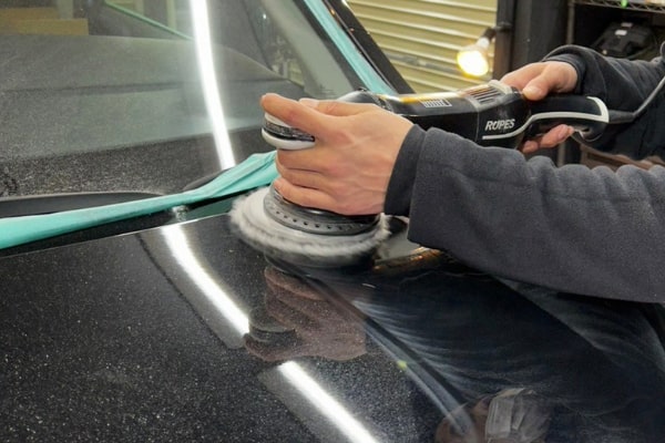 車の磨き作業の様子