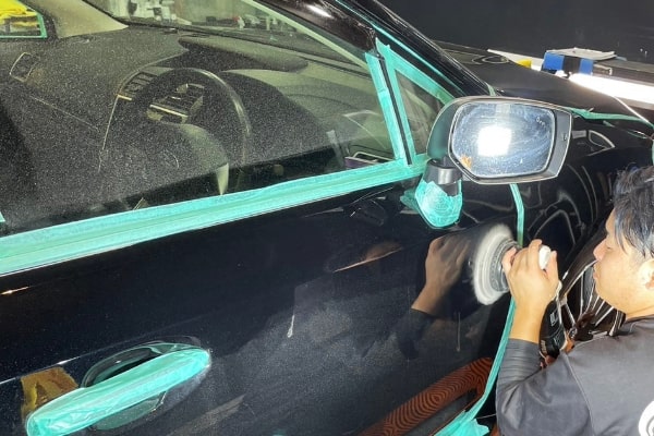 車の磨き作業の様子