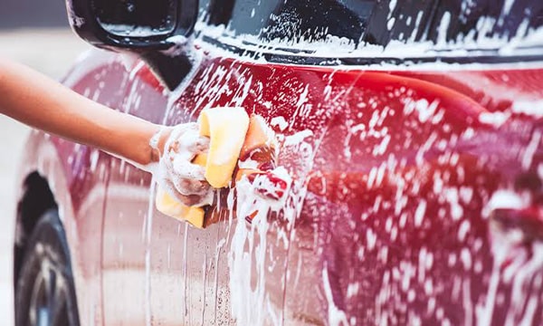 車のアルミホイールにコーティング剤を塗布している様子