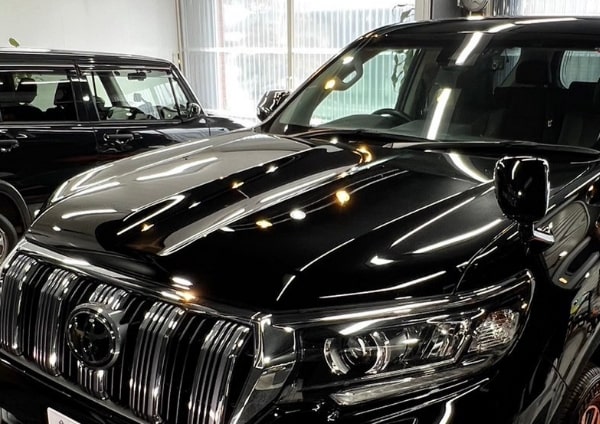 施工が終わって黒い車が輝いている様子