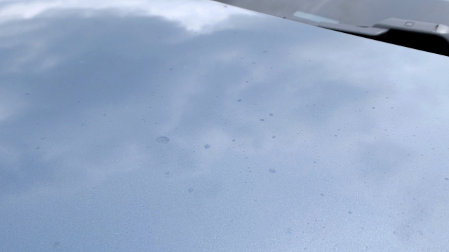 雨染みの残った車のボンネット